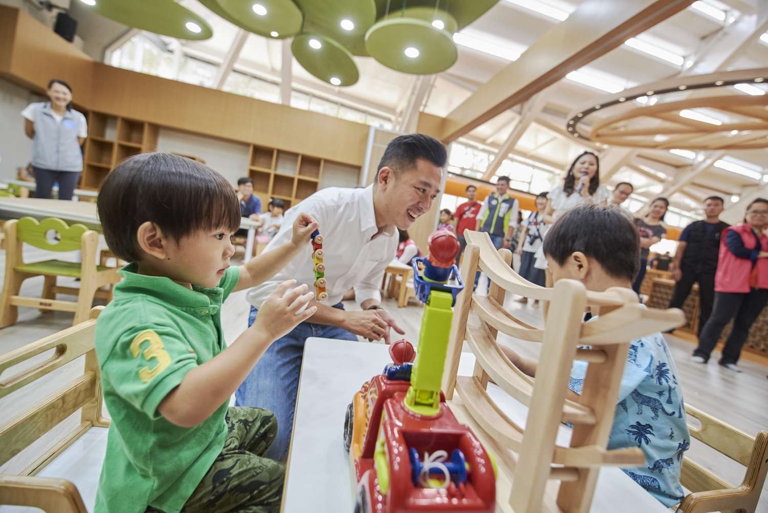 林智堅市長在香山親子館與孩子互動