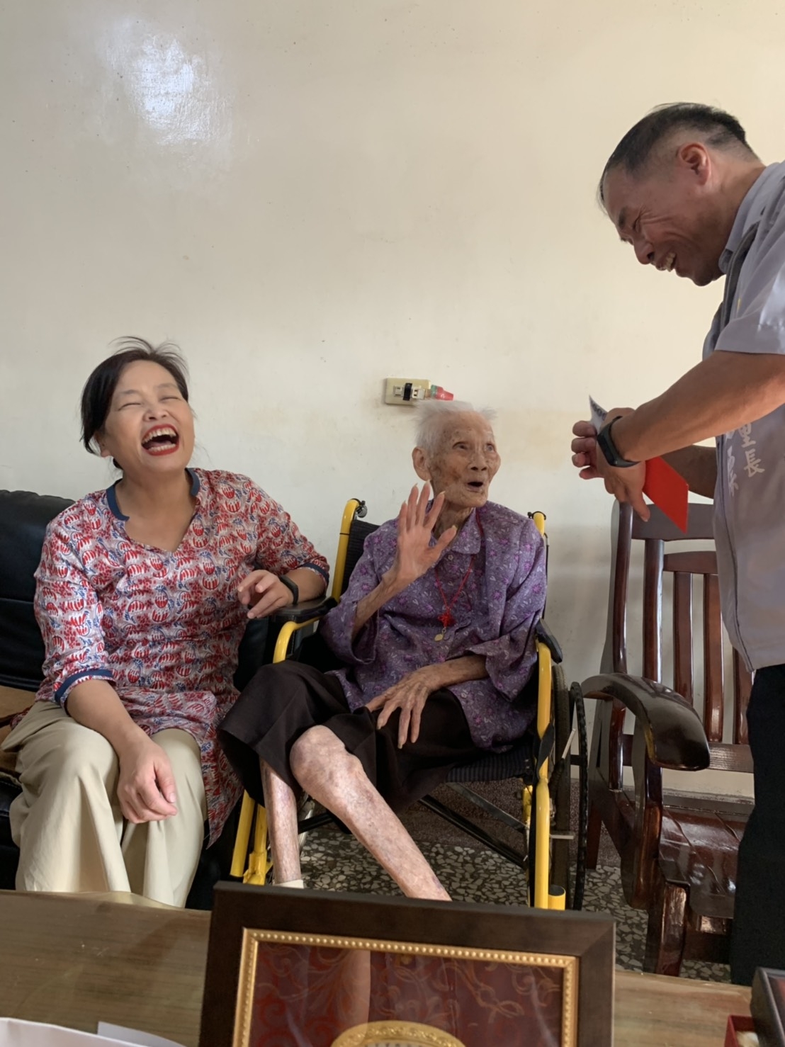 疼愛媽媽的副市長探訪香山區兩位百歲阿嬤，祝福人瑞們重陽佳節快樂