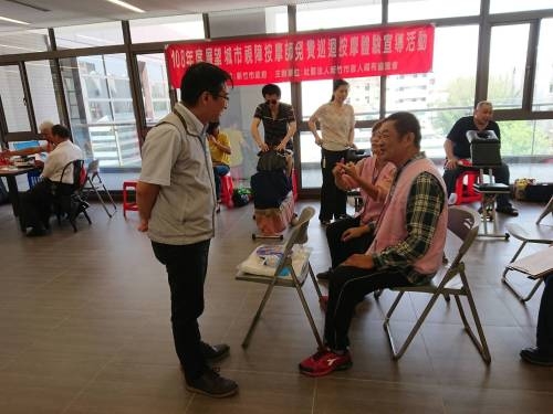 香山區公所與新竹榮服處，共同關心榮民長輩視力健康，免費提供配鏡及按摩服務好幸福