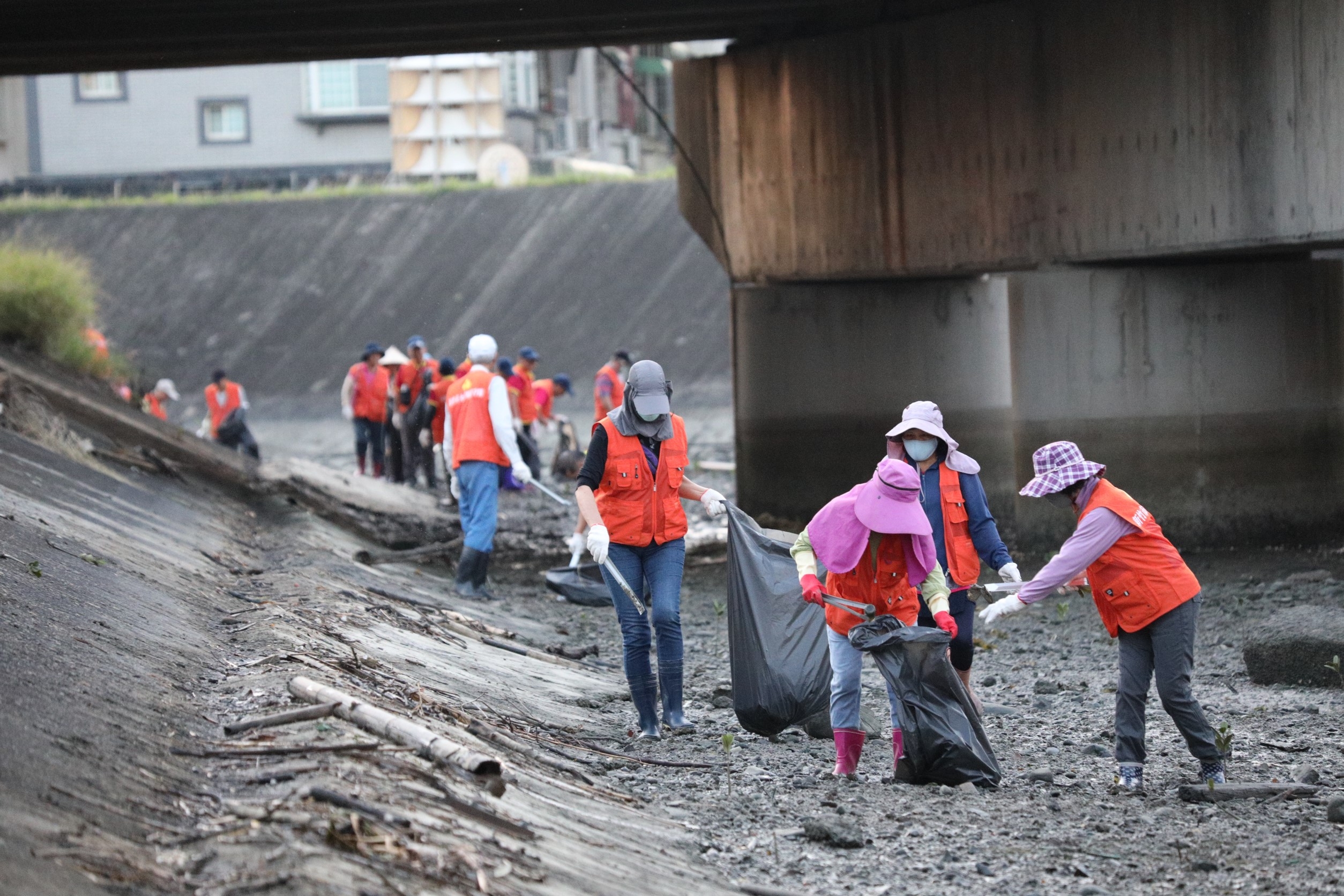 竹市水環境戰士16年「淨溪」清333噸垃圾