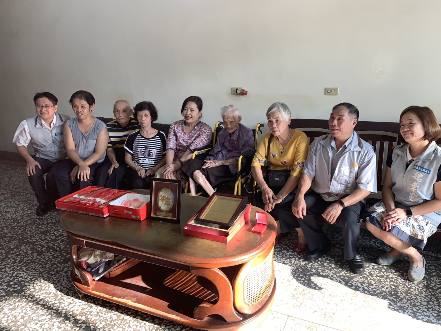 疼愛媽媽的副市長探訪香山區兩位百歲阿嬤，祝福人瑞們重陽佳節快樂