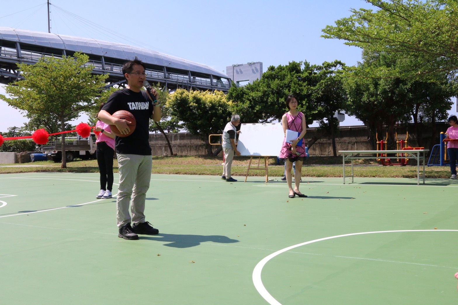 朝山社區慶重陽獲賀禮，社區籃球場啟用剪綵飆球技