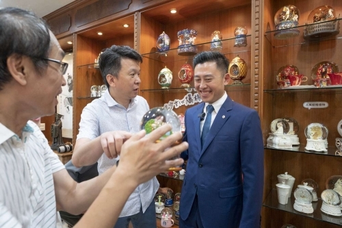 市長林智堅訪鑫林玻璃 產「夢幻水晶球」全球市佔5成迪士尼、星巴克都是客戶